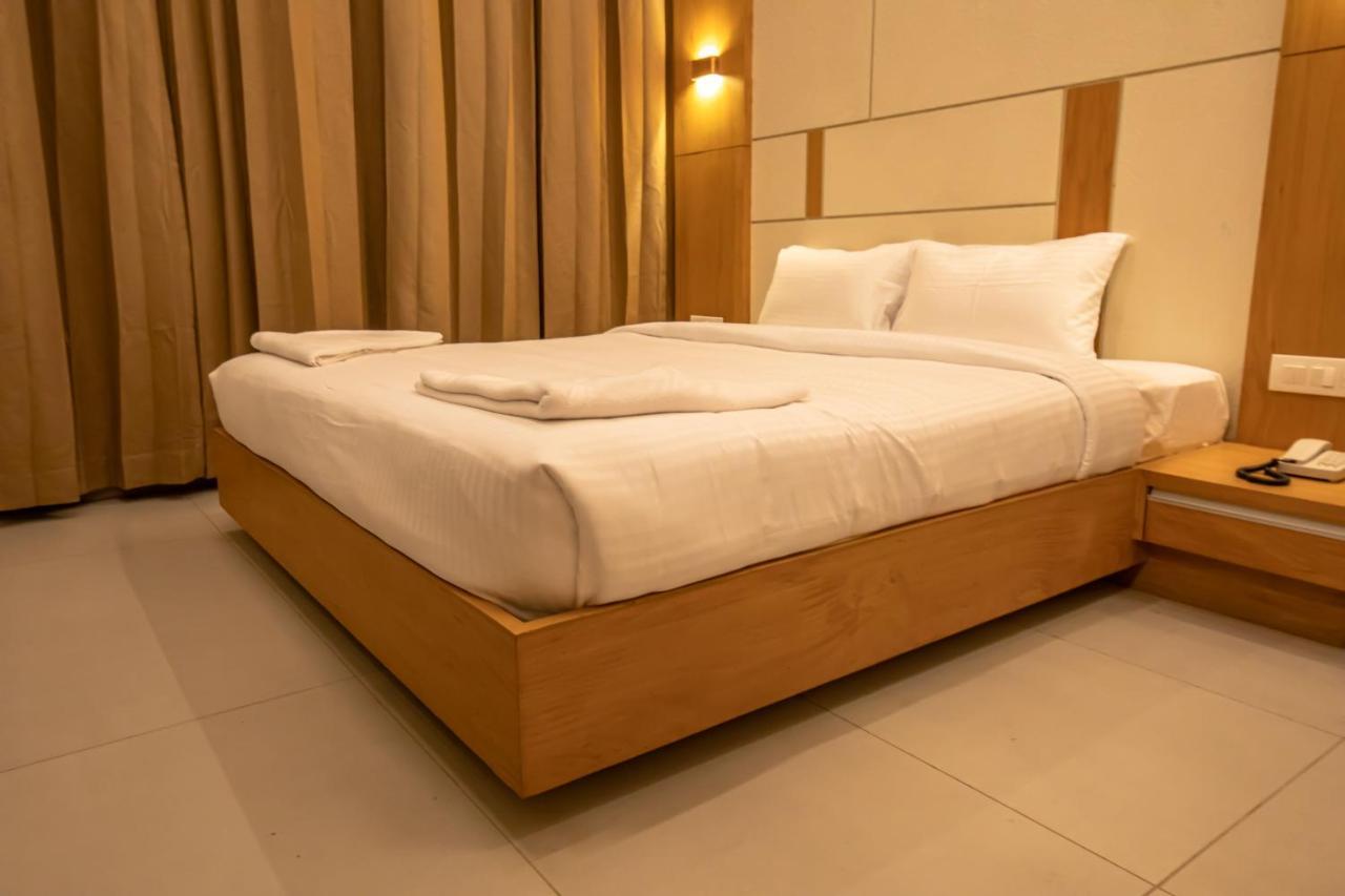 Rathna Residency - Near Us Consulate Hotel Madras Buitenkant foto